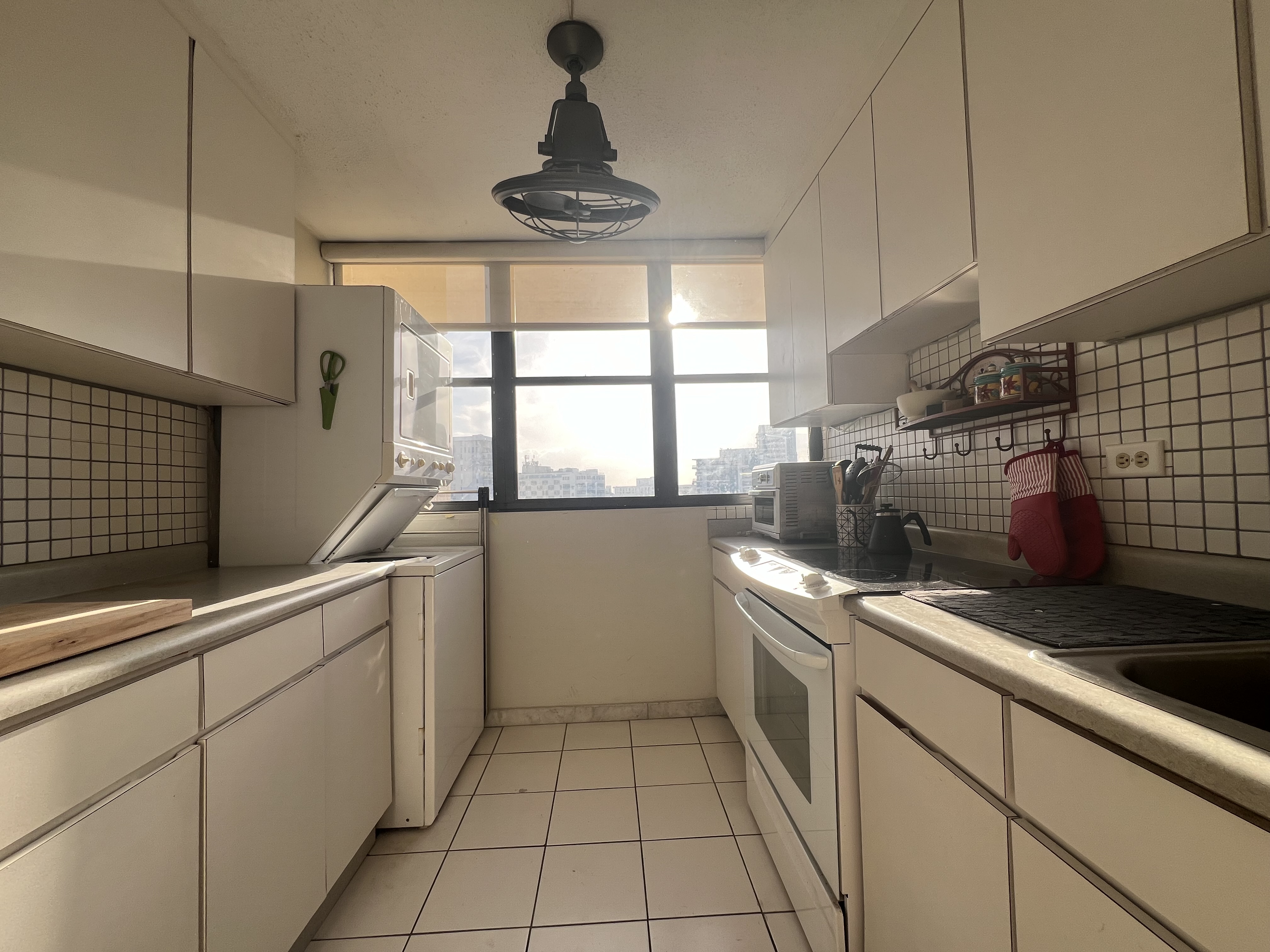 Kitchen w/ Washer & Dryer